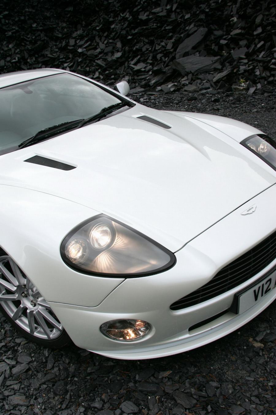 Детали экстерьера Aston Martin V12 Vanquish S 2004 года  (UK) (фото 8 из 37)